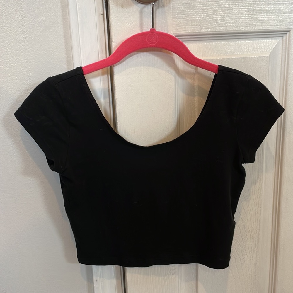 Black short sleeve crop top
